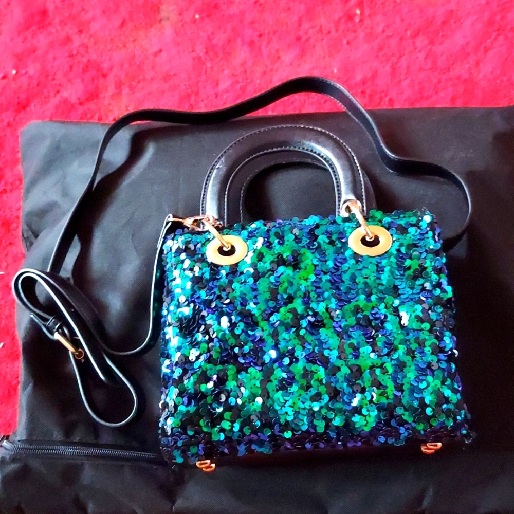 BNWOT Sequin Fashion Clutch looks blue and green when the sequins are in the sun